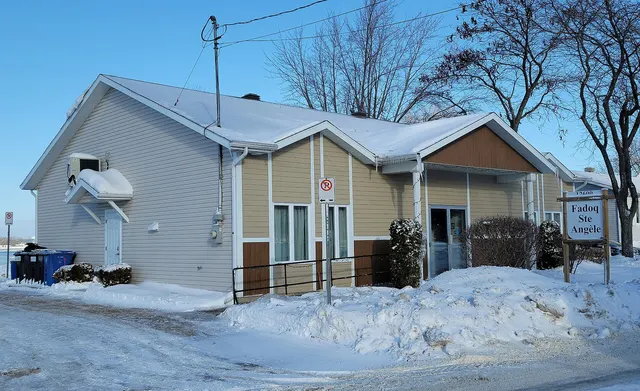 Salle de l'Âge d'or d'un village du Québec en hiver