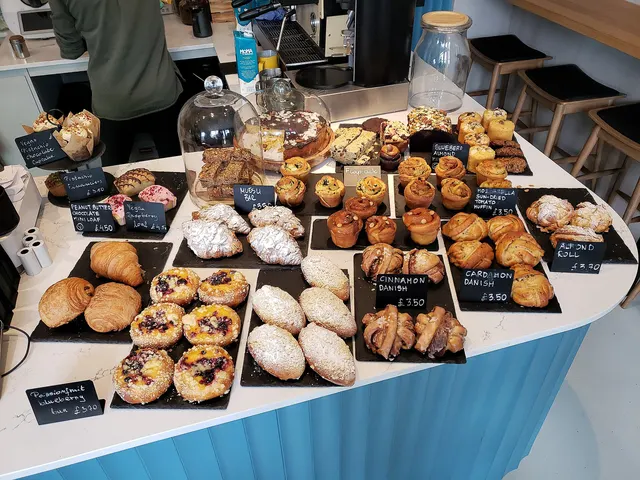 Pâtisseries, croissants et muffins sur le comptoir d'une boulangerie-café
