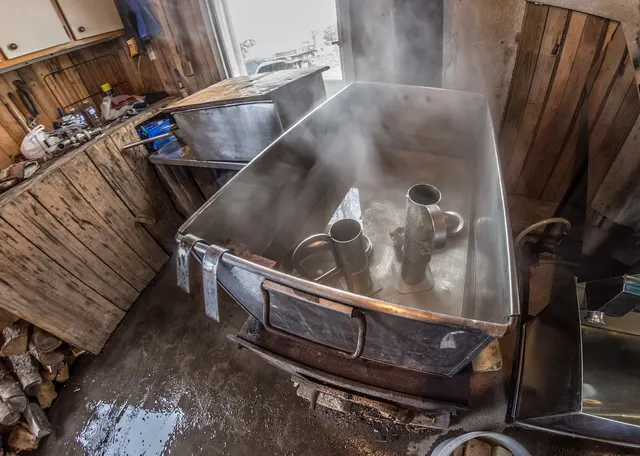 Évaporateur fumant dans une cabane à sucre au Québec