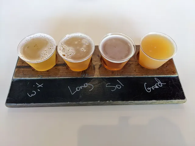 Planche de dégustation de quatre bières de microbrasserie aux couleurs variées