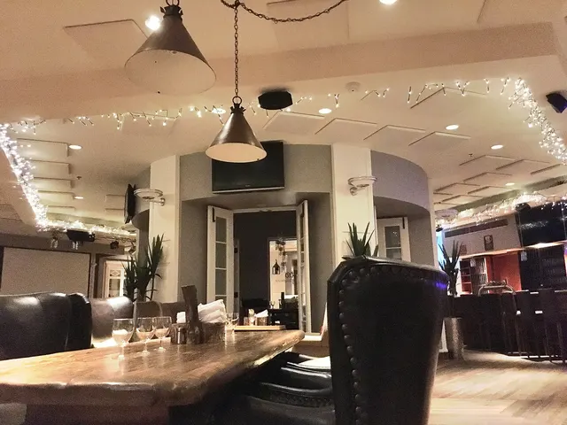 Salle du restaurant et du bar du Château Montebello, avec ses grandes tables de bois