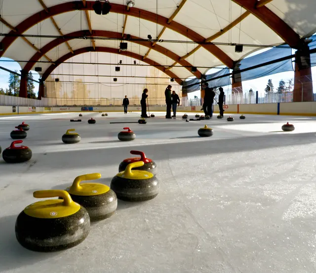Pierres de curling alignées sur la glace d'un club de curling