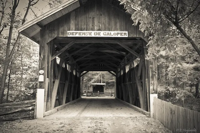 Pont couvert en bois dans un village historique reconstitué