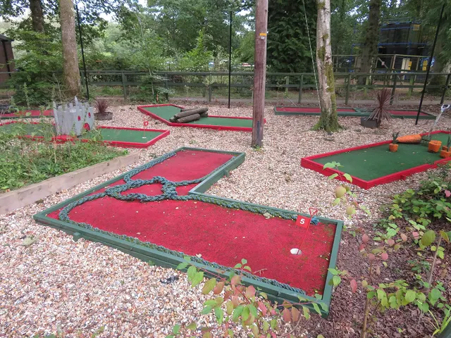 Parcours de minigolf aménagé sous les arbres