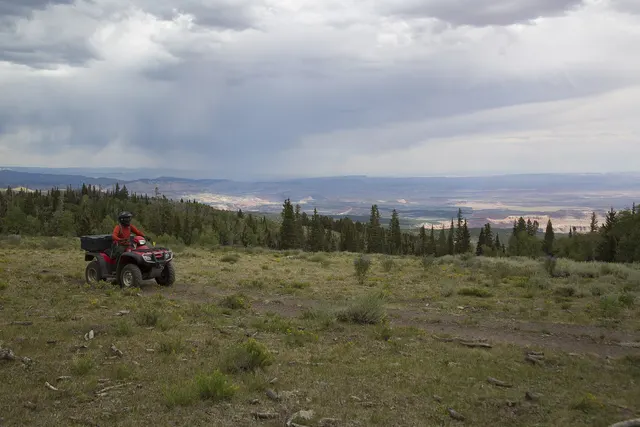 Quad sur un sentier de montagne avec une vue sur la vallée