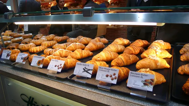 Croissants garnis alignés dans le comptoir vitré d'une boulangerie