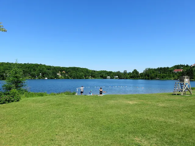 Plage municipale gazonnée et baignade surveillée au lac Carré, dans les Laurentides