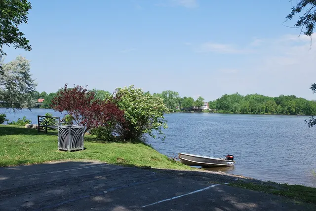 Rampe de mise à l'eau et chaloupe au parc du Portage, à Sainte-Geneviève
