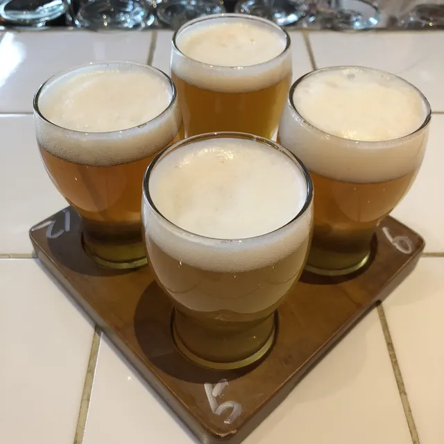 Planche de dégustation de quatre bières de microbrasserie