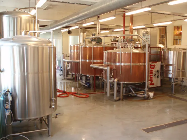 Cuves de brassage en cuivre et en inox dans une petite brasserie