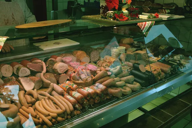 Charcuteries et saucisses dans la vitrine d'une boucherie