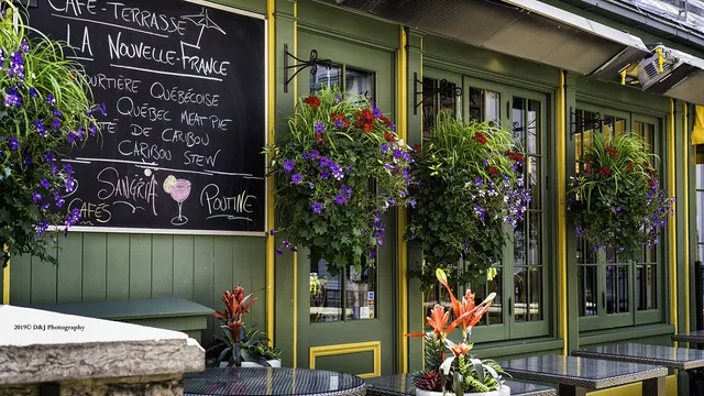 Terrasse de café fleurie avec ardoise, à Québec