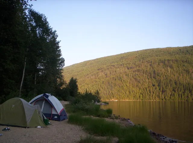 Tentes au bord du lac Barriere, sous les collines boisées, en Colombie-Britannique
