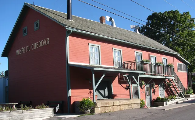 Ancienne fromagerie Perron, bâtiment de bois rouge à Saint-Prime, au Québec