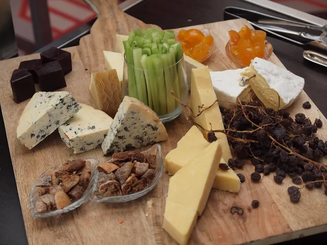 Plateau de fromages variés avec fruits séchés et céleri