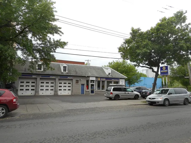 Garage de réparation automobile en brique avec trois portes de service, à Montréal