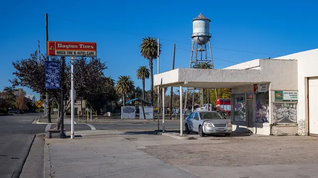 Garage de réparation automobile au coin d'une rue de petite ville