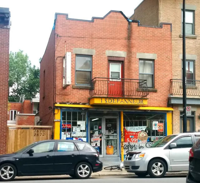 Façade d'un dépanneur de quartier en brique à Montréal