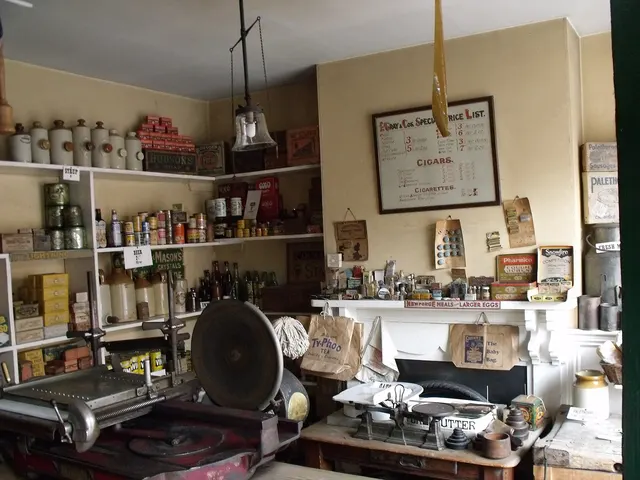 Tablettes d'un vieux magasin général remplies de boîtes et de bocaux