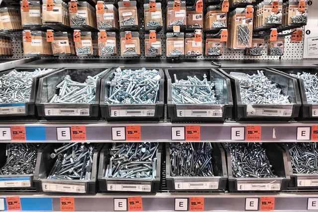 Bacs de vis et de boulons dans une quincaillerie