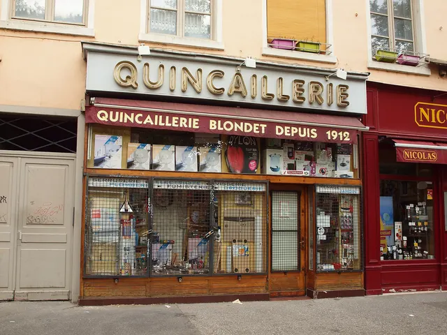 Devanture d'une vieille quincaillerie de quartier