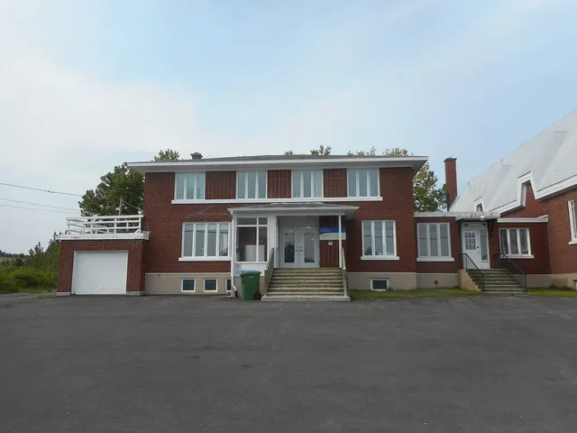 CLSC de Barachois, petit centre de santé en brique en Gaspésie