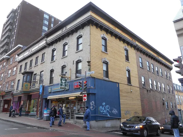 Pharmacie au rez-de-chaussée d'un vieil immeuble de la rue Saint-Jean, à Québec