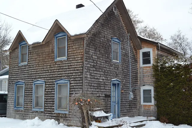 Maison Pierre-Renaud, maison ancienne en bardeaux de cèdre à Gatineau, en hiver