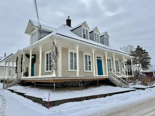 Ancien presbytère de Sainte-Croix de Lotbinière, maison québécoise de 1870 à larges galeries