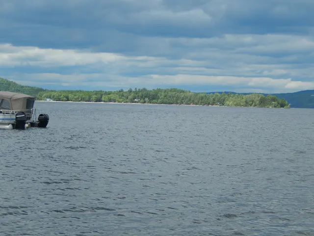 Ponton sur le lac Simon sous un ciel nuageux de juin