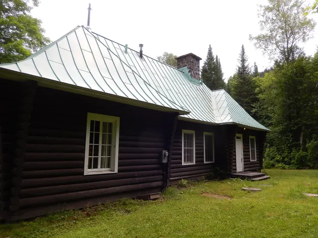 Maison en bois rond au toit de tôle, gîte du parc national de la Mauricie