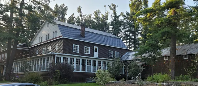 Hôtel Pine Lodge, auberge historique en bois au bord de l'Outaouais à Bristol