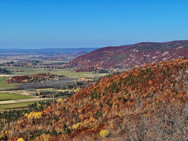 La vallée de l'Outaouais en automne vue du belvédère Champlain, dans le parc de la Gatineau