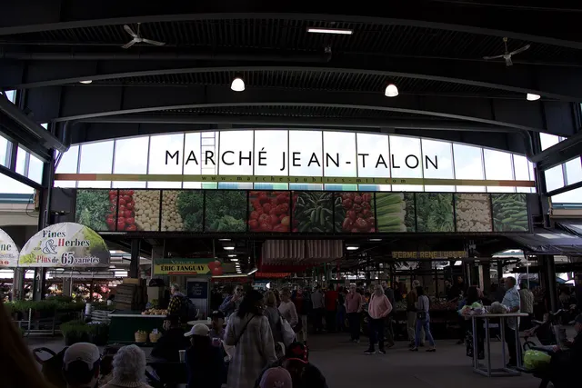 Allée couverte du marché Jean-Talon à Montréal