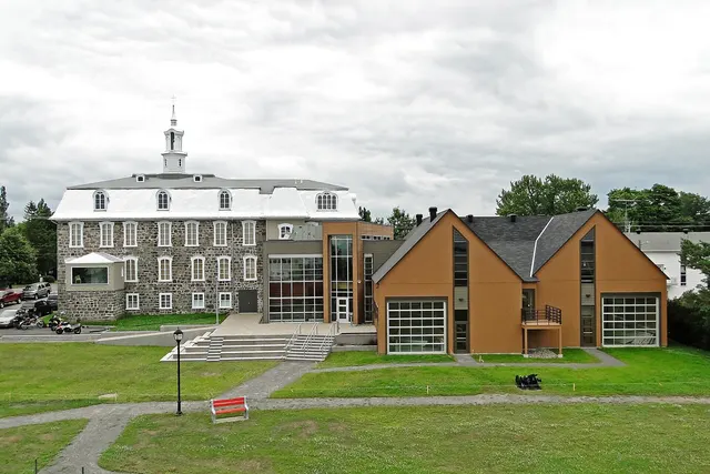 Musée maritime du Québec à L'Islet, bâtiment de pierre et pavillon de bois