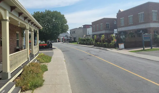 Avenue Bourgogne dans le Vieux-Chambly, avec ses commerces et maisons anciennes