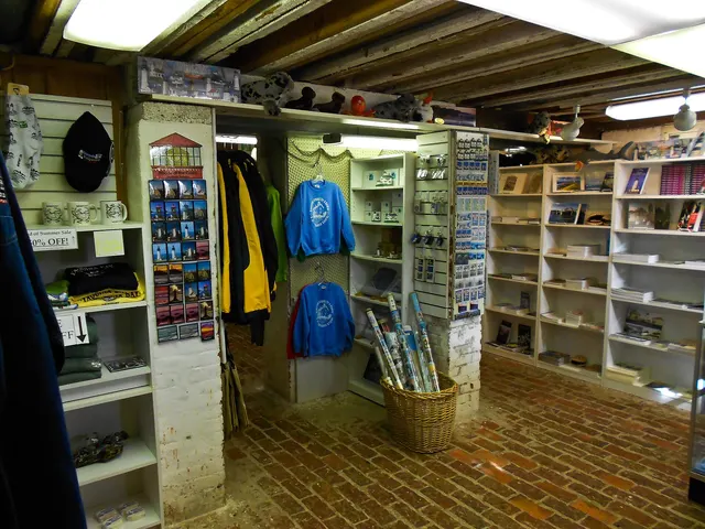 Intérieur d'une petite boutique de souvenirs aux tablettes de bois