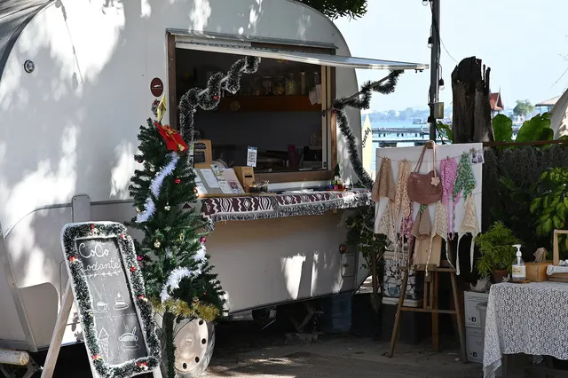 Roulotte vintage transformée en boutique éphémère, décorée pour les Fêtes