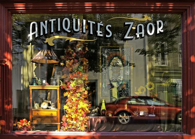 Vitrine d'une boutique d'antiquités décorée de feuilles d'automne, à Québec