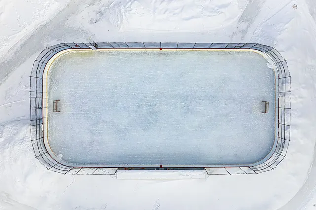 Patinoire extérieure entourée de neige, vue du ciel, à Sainte-Pétronille