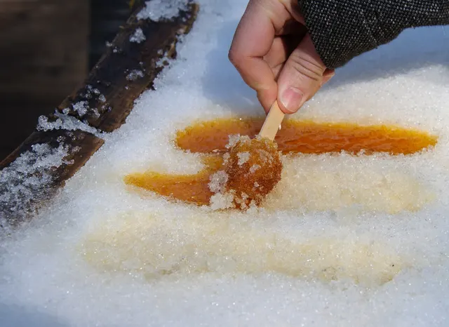 Tire d'érable qu'on enroule sur un bâton, sur la neige