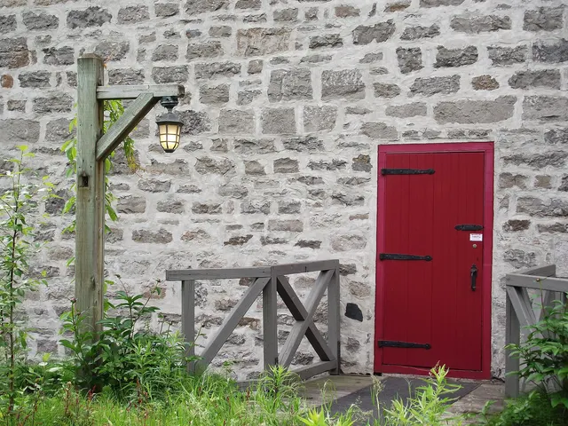 Entrée en pierre de la salle de spectacle du Moulin Marcoux, à Pont-Rouge