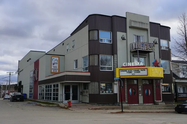 Petit cinéma et salle de spectacle d'une ville de région, à Ville-Marie