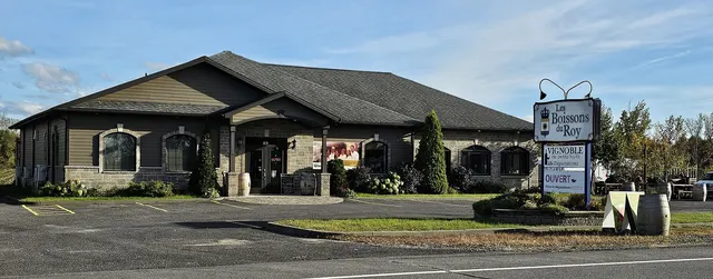 Rangs de vigne en automne devant un vignoble de Batiscan, au Québec