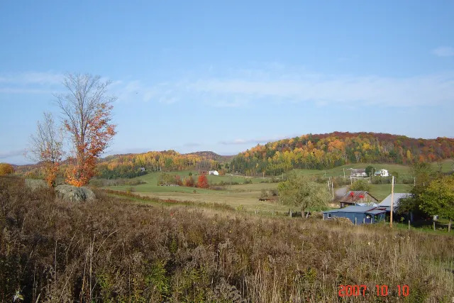 Champs et collines aux couleurs d'automne autour de Chénéville
