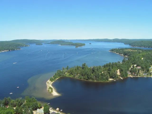 Vue aérienne du lac Simon avec la pointe sablonneuse de l'île du Canard Blanc