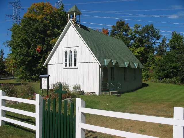 Petite église anglicane St. Thomas en bois blanc derrière une clôture blanche, à Silver Creek