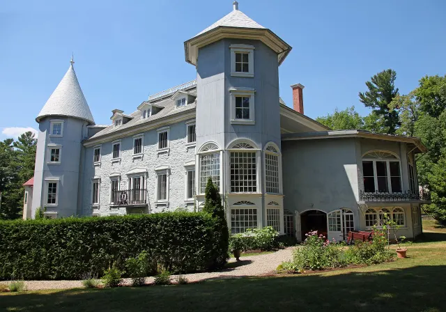 Le manoir Louis-Joseph-Papineau, avec ses tours coiffées de toits coniques, l'été