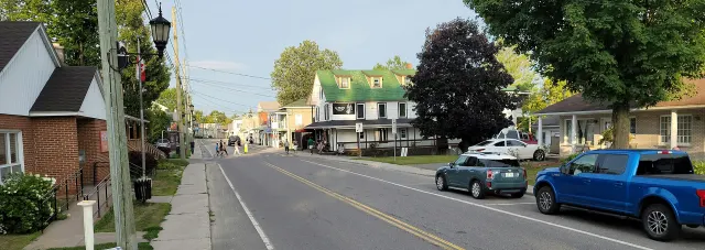 Rue principale de Montebello avec maisons et voitures stationnées