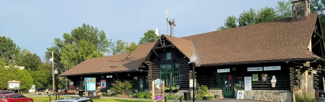 L'ancienne gare en rondins de Montebello, au bord de la route 148